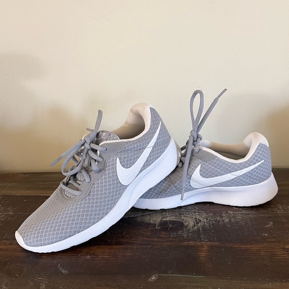 New without box Nike gray grey white size 7 lightweight sneakers - Picture 2 of 13